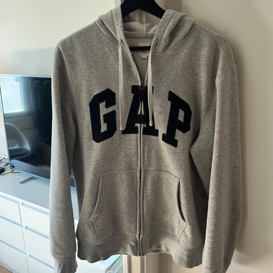 Grå hoodie från GAP - 1
