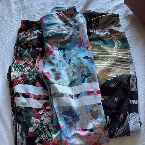 Färgglada leggings från Stronger - Säljer tre par färgglada leggings från Stronger i storlek XS.  Används aldrig längre. Nypris 800 styck men säljer alla tre för 320kr och då får man alla tre det går alltså inte att köpa bara ett par 