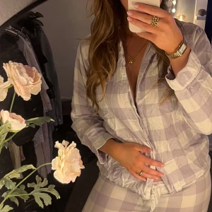 Ljuslila fint pyjamas sett💜 - Jättesnygg pyjamas i ett  lila och vit rutigt mönster💜🤍