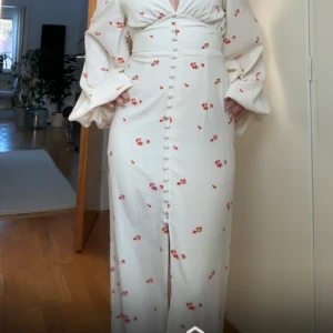 Adoore Klänning - Lång addore klänning, endast testad. Endast intressekoll, köpt för 1695kr