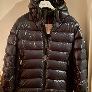 Moncler jacka 14-16y sällsynt - Säljer min sjukt fina vinterjacka från moncler då den är för liten. Storleken är 14-16y i ungdomsstorlek, passar längder mellan 160-175. Har endast en liten deffekt på baksida vänsterarm. För fler frågor eller bilder skriv privat. kan gå ner i pris vid snabb affär