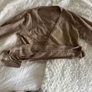 Wrap up cardigan - Så himla fin wrap up cardigan, passar till allt. Man knytter runt midjan 