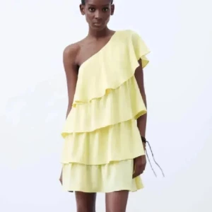 Zara klänninc - Aldrig använt storlek S, säljer då den ej passar mig.