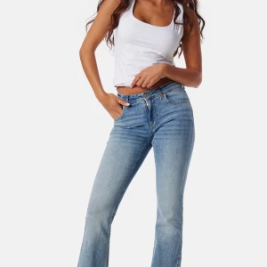 Blå bootcut jeans från Bubbleroom - Snygga blå bootcut jeans från Bubbleroom med låg midja i storlek 36. Säljer då de är lite för små för mig, har bara använts en gång. 