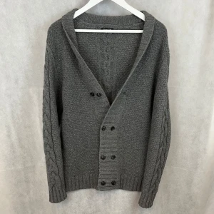 Massimodutti kashmir cardigan  - Riktigt soft dutti caridgan i cashmere och ull blandning. Utmärkt skick. Modellen är 185, storlek M. 