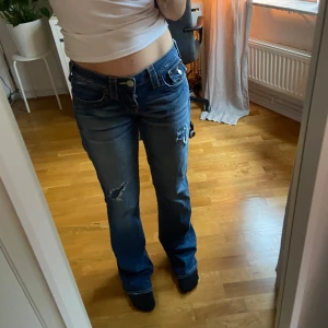 True Religion jeans - Supersnygga True religion jeans som inte kommer till användning💕. Lågmidjade i bra skick förutom lite slitningar längst ner. Midjemått 37 och innerbenlängd 87