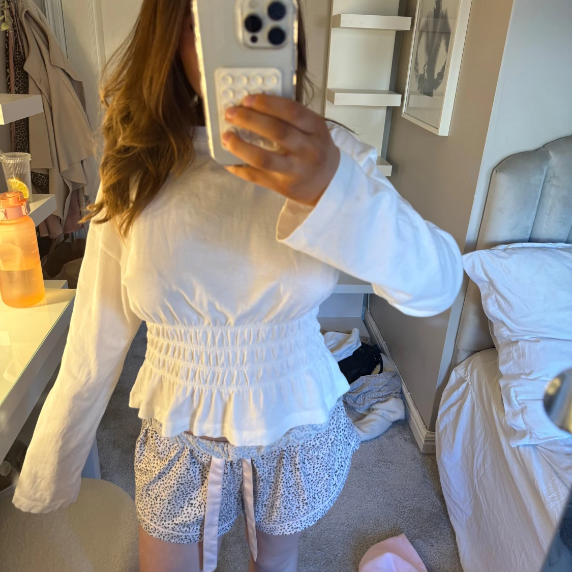 Vit blus med volangdetaljer - 2