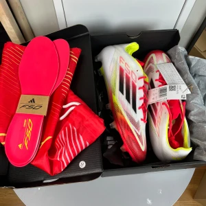 Adidas f50 elite fotbollsskor helt nya - Säljer dessa helt nya Adidas f50 elite fotbollsskor som kommer med alla tillbehör. Hör av dig vid mer frågor!
