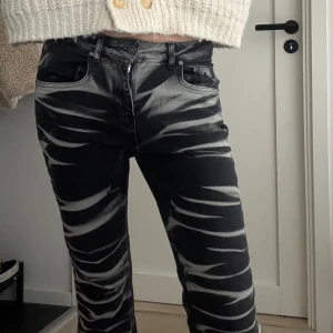 Svarta jeans med mönster från Ragged Jeans - Dessa ass najsss jeans, populära o jätte snygga💓💓🥹