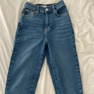 Mörkblå jeans - Snygga blå jeansbyxor med hög midja och klassisk femficksdesign. De har en rak passform och är perfekta för en avslappnad stil. Byxorna har en dragkedja och knapp framtill. Finns inga tecken på användning. Pris går att diskutera🤗