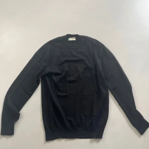 Merinoull sweatshirt  - Säljer en stilren och bekväm crewnecktröja i svart. Storleken är M men passar även S. Nypris 899kr. Mitt pris 299kr. Dessvärre finns det ett litet hål i nacken men märks ej av vid användning. Priset är inte hugget i sten. Skriv dm för mer bilder och info 🙌