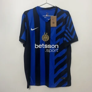 Inter Milan tröja 24/25 - Fräsch hemma tröja från Inter 24/25 i storlek M/S. Helt ny då taggs fortfarande sitter kvar. Pris kan diskuteras.