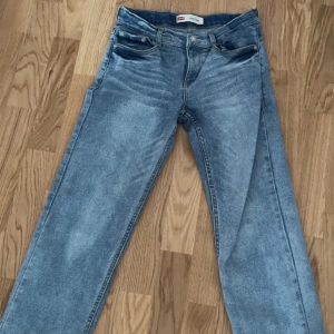 Levis loose taper - Säljer ett par klassiska blå jeans från Levi's med en loose tapered passform. De har en knappgylf och fem fickor. Perfekta för en avslappnad stil. Storlek: 165
