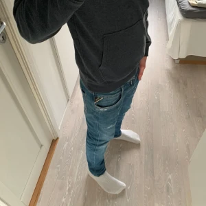 Replay anbass slim fit - Feta Replay anbass slim fit. Snygga slitningar för en mer avslappnad look. W29 L30, inga defekter på jeansen. Skriv vid några funderingar!