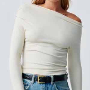 Vit offshoulder topp - Säljer de här fina tröjan pga att den inte passar mig den är helt oanvänd 💕