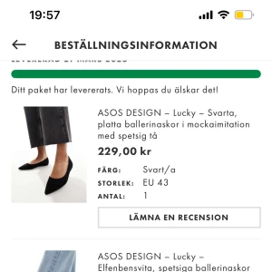  ballerinaskor  - Säljer ett par svarta och ett par vita, platta ballerinaskor i mockaimitation från ASOS DESIGN. Skorna har en spetsig tå och är perfekta för en stilren look. Säljer även röda kitten heels i läderimitation! Allt oanvänt då det köptes till mig i present och ej passade! Pris är disskuterbart men pris per par!