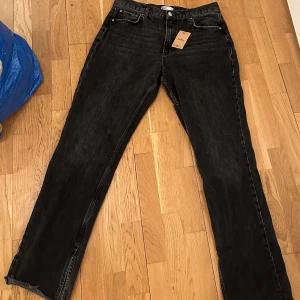 Gina Tricot jeans  - Köpte dessa mörka Gina tricot jeans från Sellpy i storlek 46 men misstänker att dom blivit felmärkta med storleken. Dessa är mer som en storlek 44. Med slitsar på insidan av benet samt ”avklippta” nedtill (de ska se ut så) Är full längd på mig som är 175cm