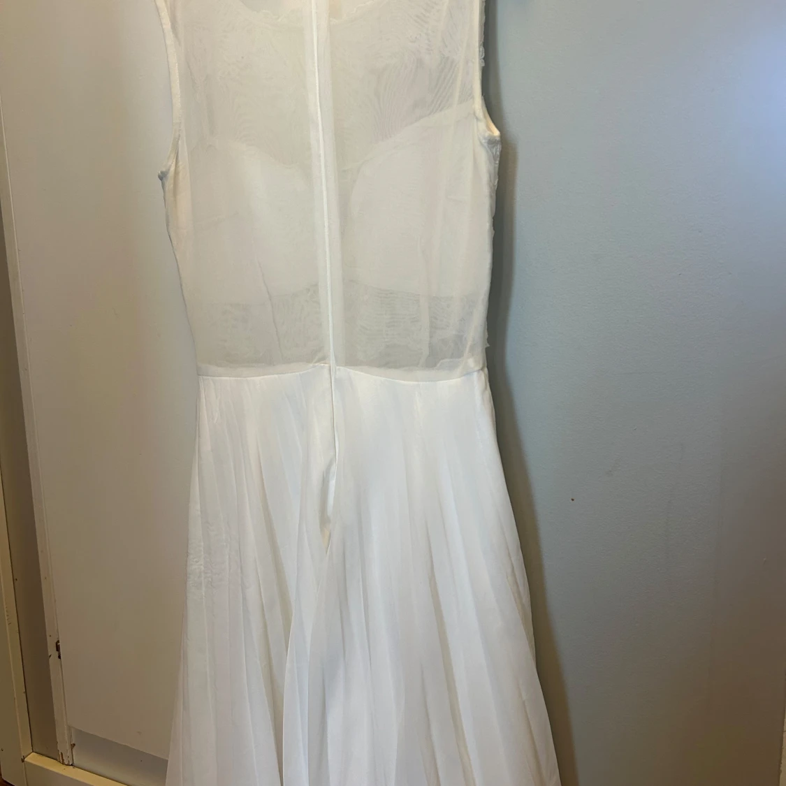 Vit klänning med spetsdetaljer - 1