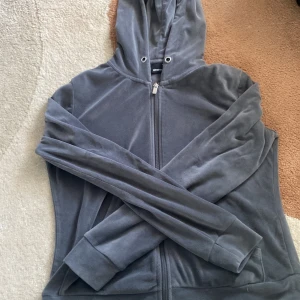 Grå hoodie från Gina Tricot - Säljer en stilren grå hoodie från Gina Tricot i storlek S. Den har en dragkedja framtill och en bekväm huva. Perfekt för en avslappnad look. 🩶 finns byxor till i min profil