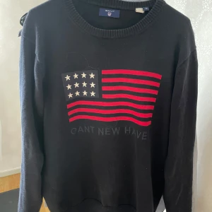 Gant sweatshirt  - Säljer denna snygga sweatshirten ifrån gant, inga skador på plagget och materialet är inte uttöjt. Är 185 och den passar mig perfekt. Det är bara att höra av sig om det finns funderingar 