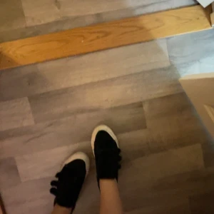 Svarta sneakers med kardborreband - Snygga svarta sneakers från Even&Odd med vit sula och praktiska kardborreband. Perfekta för en avslappnad stil och enkel att ta på och av. Passar till många olika outfits.