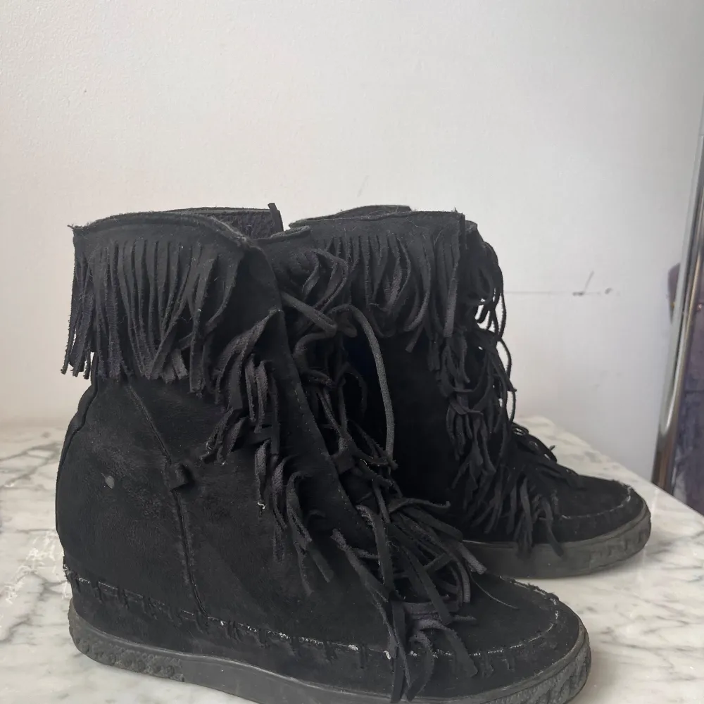 Snygga boots/sneakers med fransar påminner om Isabel Marant Bekett sneaker❤️är i storlek 40 men skulle säga att de är en storlek 39 mer då de är små i storleken (jag är själv 39 och passade bra på mig)❤️säljer för 395 men kan sälja för billigare vid snabb o smidig affär❤️. Kengät.