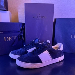 Valentino flycrew  - Feta flycrews har skavanker eftersom dem är använda nitar kan skickas med. Box ingår ej! utan att diskuteras Färg marinblåⓂ️