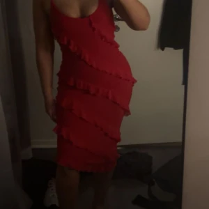 Röd klänning med volanger -  röd klänning med volanger 