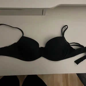 Svart bh från intimissimi - Balconette  - Säljer en stilren svart bh från intimissimi. Det är modellen Balconette från bas kollektionen. Storlek 75C. Endast testad.