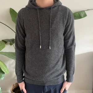 Merinoull Hoodie - En riktigt snygg Hoodie i 100% Merinoull! En otroligt snygg mörkgrå färg! 🌟Storlek XS. Bara testad, aldrig använd! Hör av dig vid intresse eller minsta fundering😊
