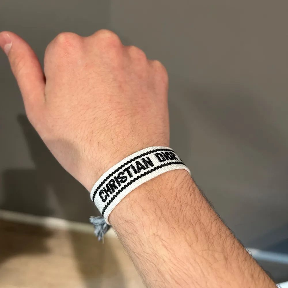 Riktigt snyggt armband för båda killar och tjejer! Finns flera färger. Snabb affär föredras! Hör av er vid funderingar!. Asusteet.