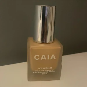 CAIA It's Iconic Foundation - CAIA It's Iconic Liquid Silk Foundation med hyaluronsyra och vitamin C. SPF 20 för extra skydd. Nyans 2W, 30 ml. Perfekt för en naturlig och långvarig finish.
