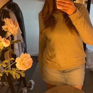 Beige stickad tröja - Säljer en mysig jättefin beige stickad tröja med långa ärmar. Jättefint sick och knappt använd💌passar M- XS storleksmässigt 