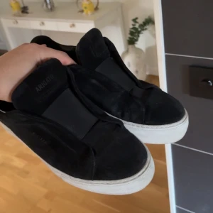 Svarta sneakers från Axel Arigato - Säljer mina sparsamt använda arigato skor  Nypris 2500 Skriv för mer information 