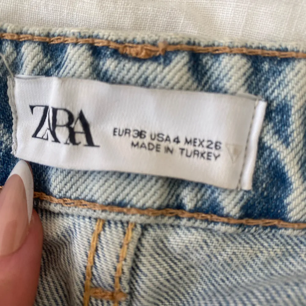 Snygga ljusblå jeans från Zara med hög midja och klassisk femficksdesign. Perfekta för en avslappnad stil. Tillverkade i Turkiet.. Farkut & Housut.