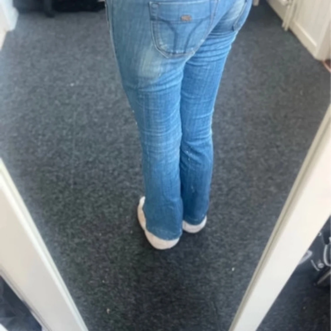 Blå jeans med slitningar - 2