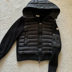 Svart moncler cardigan  - Säljer nu min svarta moncler cardigan då jag tröttnat lite på den och vill ha något nytt, Den är i storlek S alla taggar finns och Scan funkar, jag är 173 lång och den passar perfekt har egentligen storlek M på det mesta. Bara att höra av sig för mer info och bilder. (Äkta såklart) men har ej kvitto där av priset. :) inga skador på den.                     Pris går att diskutera vid snabb affär:)