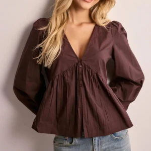 Blus - Säljer en slutsåld och helt oanvänd blus från Nelly som aldrig kom till användning då den var alldeles för stor! Har endast tvättat den ny pris 400kr pris kan diskuteras vid snabbt köp💞