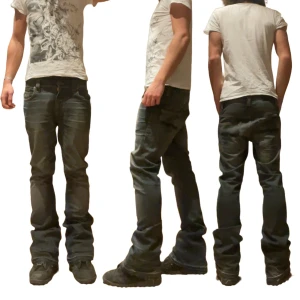 Flared nudie jeans - Färgen är typ blandning mellan grå o grön