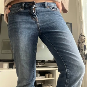 Blå jeans från Levi's - Snygga blå low waist jeans från Levi's med coola bakfickor💗