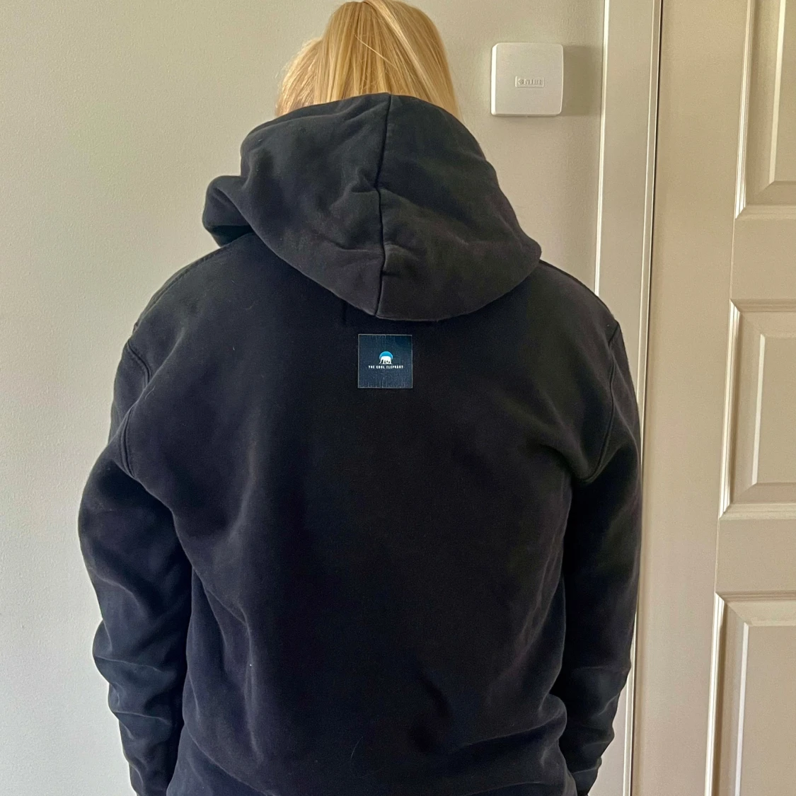 Svart hoodie från The Cool Elephant - 1