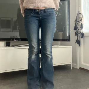 bootcut jeans från Big Star - Snygga blå bootcut jeans från Big Star. Jeansen har en normal passform och är perfekta för en avslappnad stil🩵🩵