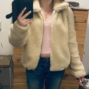 Söt teddyjacka  - Söt beige teddyjacka med dragkedja framtill. Kontakta mig om man vill ha fler bilder. Gör gärna prisförslag!