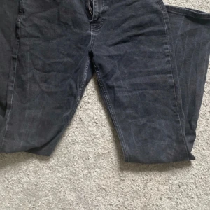 Svarta jeansbyxor från Gina Tricot - Snygga svarta jeansbyxor från Gina Tricot i storlek M. Byxorna har en klassisk design med fem fickor och en bekväm passform. Perfekta för en stilren look. Jag brukar ha strl S men säljer för de är förkorta.