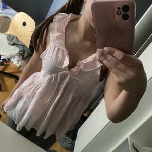 Gullig topp ifrån Gina Tricot!🌸 - Superfin blus från Gina tricot! Funkar som en xs också. Säljer vidare då den inte passade mig, bilderna är lånade!