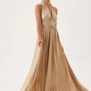 Guld axelbandslös långklänning - Säljer min vackra balklänning köpt på bubbleroom för 1799kr🤍