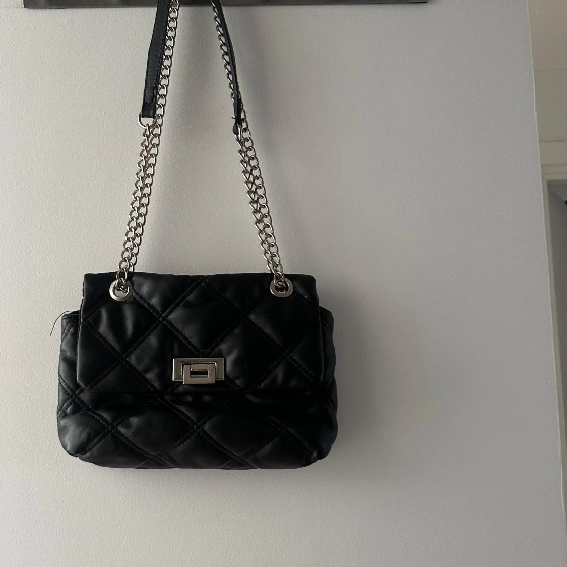Svart quiltad axelväska med kedja