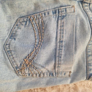 Low waist jeans - Lågmidjade jeans mdd fina fickor. 