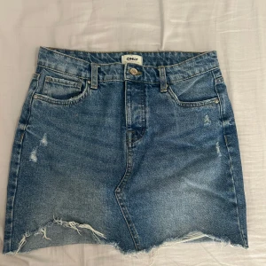 Jeanskjol från Only  - Säljer jeanskjol från Only, använd men i bra skick, köpt för ex antal år sedan men inte använd på länge därför säljes den 