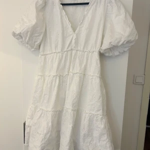 Vit klänning - Vit kort klänning från Cubus i storlek S. Använd 1 gång